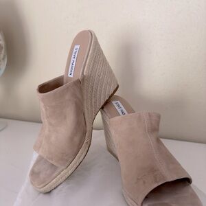 Steve Madden size 9.5 beautiful REAL suede and rope taupe sandals. Worn once.